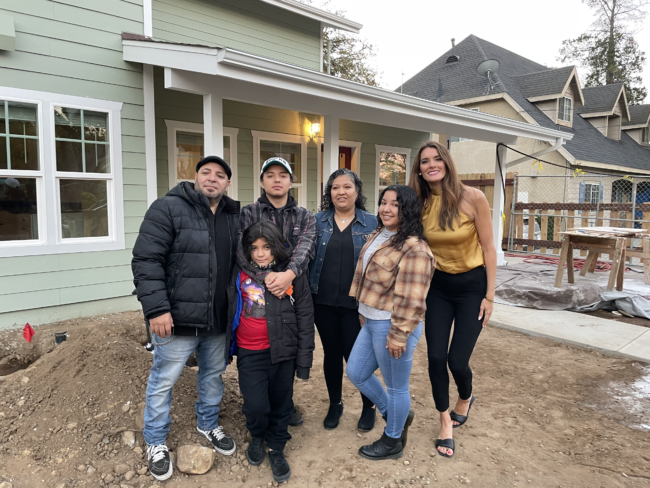 Christina Pascucci - Fox11 reporter with Rene, Elizabeth and family for Thanksgiving morning broadcast